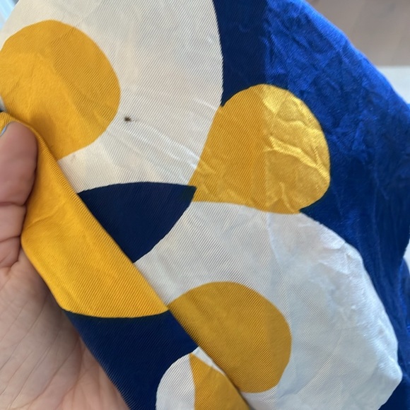 1960s CHRISTIAN DIOR Blue Mod Flower Printed Silk Scarf in blue and yellow - Picture 5 of 8